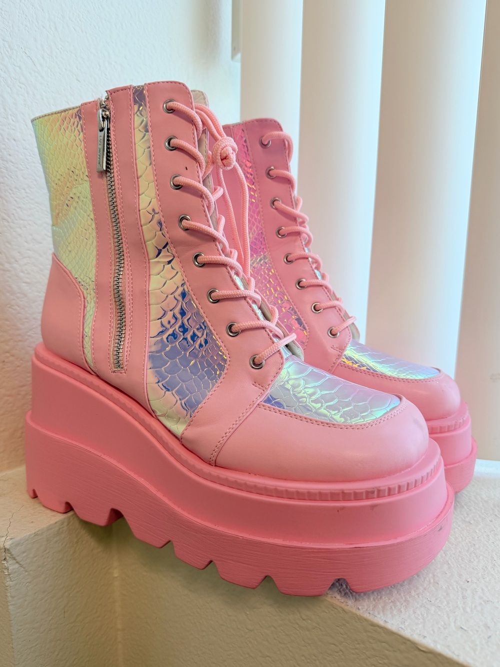 PRE LOVED - Cape Robbin Pink Poison Platforms Boots in Pink/11 - SH322